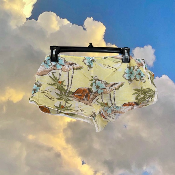 Old Navy’s Intimate Yellow Floral/Beach Pattern Shorts: Size M - Picture 2 of 3